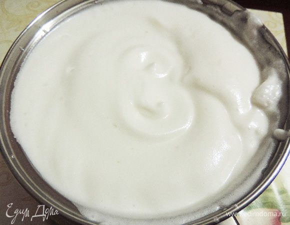 Теперь, не прекращая взбивания, тонкой струйкой вводим раствор желатина с сахаром. Взбиваем до получения воздушной однородной массы. Она будет заметно жиже, чем взбитые белки, но сильно увеличиться в объеме. Так что для взбивания берите емкость объемом 1-2 литра.