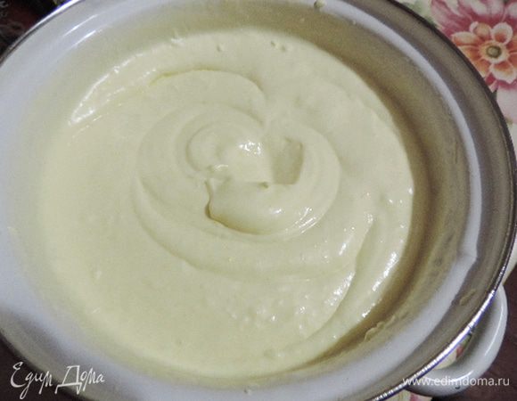 Соединяем все три взбитые массы. На самой маленькой скорости миксера перемешиваем все до однородности. Получается очень пышная и густая масса нежно-лимонного цвета.