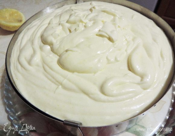 К этому времени корж уже лежит на блюде, заключенный в бортик от разъемной формы 22см или в кондитерское кольцо. Высота бортиков у меня была 7 см. Если у вас высота формы меньше, может понадобиться наростить ее высоту при помощи ацетатной пленки или фольги. Заполняем кольцо суфле. Я специально не разравнивала его для фотографии, чтоб вы могли видеть. насколько густой получается правильно взбитая масса.