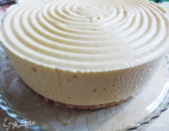 Разравниваем суфле. Я сверху нанесла бороздки кондитерским гребешком. Вы можете воспользоваться вилкой или вообще оставить гладкую поверхность. Убираем торт в холодильник до полного застывания суфле. У меня торт стоял в холодильнике всю ночь. Утром осторожно освобождаем торт от формы. Можно обдуть бока формы феном, а можно аккуратно пройтись вдоль бортиков ножом. Торт готов. Его можно оставить и так, но мне захотелось его приукрасить лимонной помадкой.