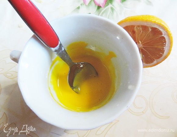 Я смешала полчайной ложки лимонного сока и столовую ложку сахарной пудры и добавила капельку желтого красителя.
