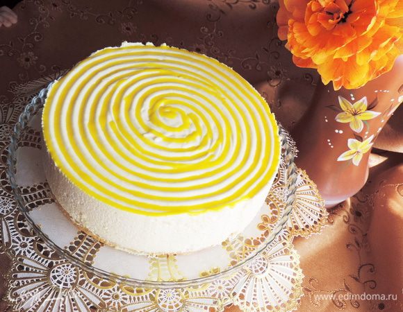 Из кондитерского мешочка нанесла полученную помадку между бороздками. Однако учтите, что помадка на суфле не застынет и останется жидкой, что может давать подтеки при нарезке торта.