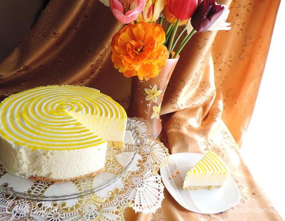 Вот и разрез торта. Торт прекрасно режется сухим ножом даже на очень тоненькие кусочки. Кусочки торта прекрасно держат форму. 