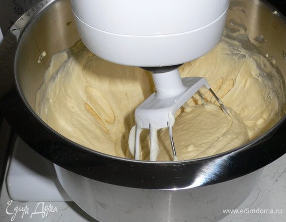 Сначала  слегка подогреваем молоко,  добавляем чайную ложку сахара ,  немного муки , взятые из общего количества , и дрожжи. 
Как только дрожжи начнут «работать»  смешиваем все ингредиенты с помощью миксера или вручную  венчиком.   Разницы никакой нет, я иногда, когда мне лень брать стул  тянуться  за миксером перемешиваю тесто рукой – результат всегда тот же ,превосходный. Не нужна никакая особая последовательность  -  всё и разом в миску и хорошенько перемешиваем, до однородной вязкой массы. Нужная консистенция теста – как  для дрожжевых блинов. 
На сайте предлагается растительное масло без запаха. Я использовала несколько его видов. Для данного рецепта лучше всего подходит арахисовое.  Можно заменить растопленным  сливочным, так даже вкуснее. Маргарин  - нет, появляется характерный привкус.      
