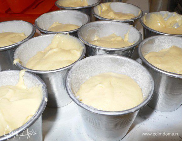 Формочки обмазываем сливочным маслом и обсыпаем мукой. Заполняем формочки на 1\2 высоты и оставляем на 30 минут в теплом месте для расстойки.  На фото заметно, что тесто выше, чем 1\2, это потому что меня отвлекли и тесто поднялось.  