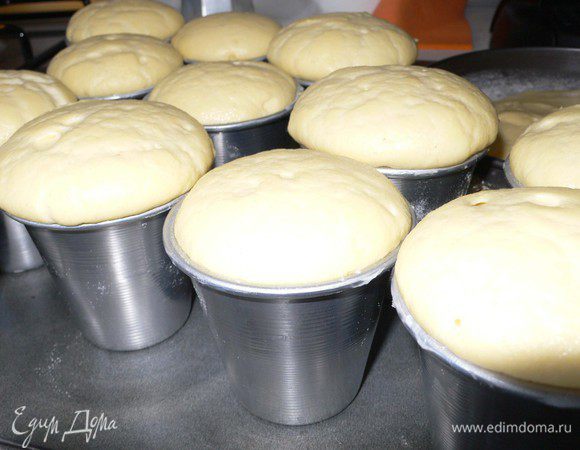 Выпекаем. Начальная температура 200.  Через 5 минут убавляем температуру до 160 и выпекаем еще 20 -25  минут .
За это время можно приготовить сироп.  
Сахар 300 гр растворяем в воде 100 мл (или можно залить водой и не мешать )и ставим на медленный огонь.  Сироп должен покипеть примерно 2 минуты.  Когда сироп немного остынет, до градусов так 60 , можно добавлять ром.  
