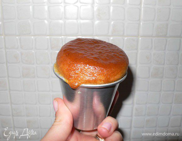 Бабки осторожно достаем из формы. Пригодится нож, потому что тесто присыхает намертво именно по ободку формочки.