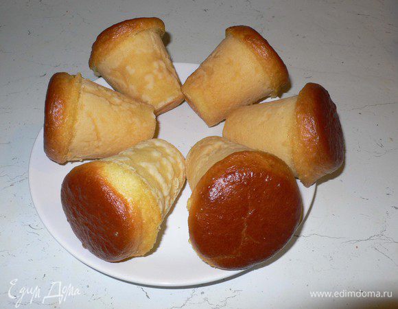 Остужаем. Обмакиваем в сиропе.  И оставляем для окончательного остывания.   Количество сиропа  точно рассчитано, остатки через пару часов впитаются. 