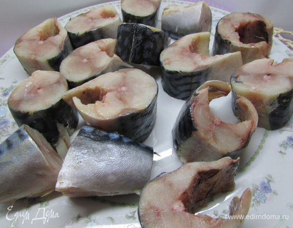 Свежемороженую скумбрию хорошо вымыть. Порезать на кусочки, выпотрошить (рекомендую это делать, пока рыбка ещё не успела разморозиться).