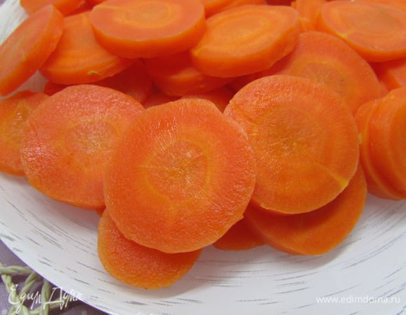 Морковь отварить (важно не переварить!!!), почистить и нарезать кольцами.