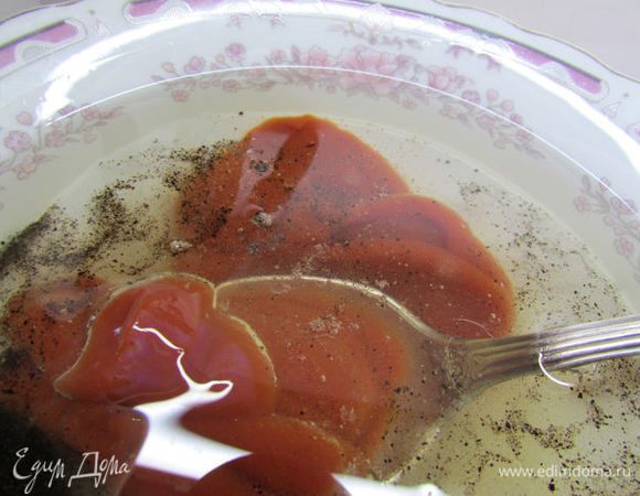 Приготовить маринад. Соединить растительное масло, уксус 6%, сахар, соль,  кетчуп, свежемолотый чёрный перец.