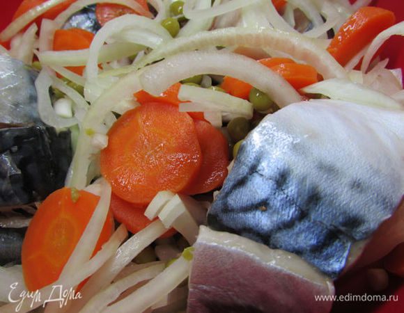 В миске аккуратно смешать скумбрию с овощами.