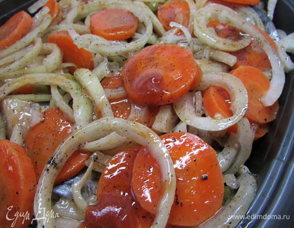 Залить маринадом и оставить на 30 минут на столе при комнатной температуре. Затем убрать в холодильник на сутки.