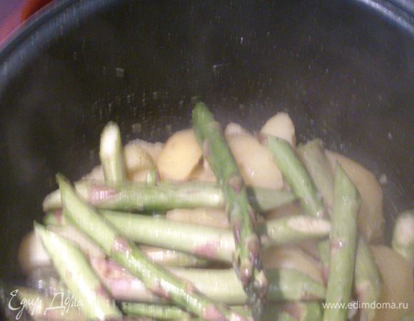 Разогреть духовку до 220 градусов.

Очищенный и нарезанный дольками картофель залить холодной водой и варить 10 минут после закипания, процедить.

Смешать вместе картофель, спаржу, соль, перец и одну ложку оливкового масла.


