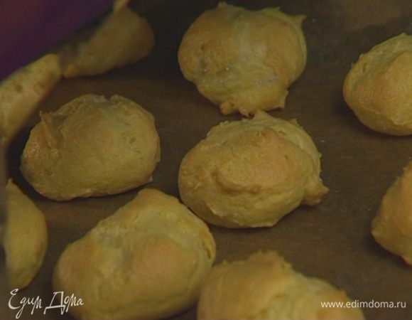 Выпекать 20–25 минут, не открывая духовки, затем уменьшить температуру до 160°С и оставить в духовке еще на 15 минут. Вынуть и остудить.