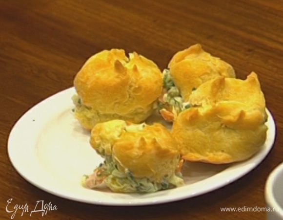 Заправить салат и начинить им эклеры.