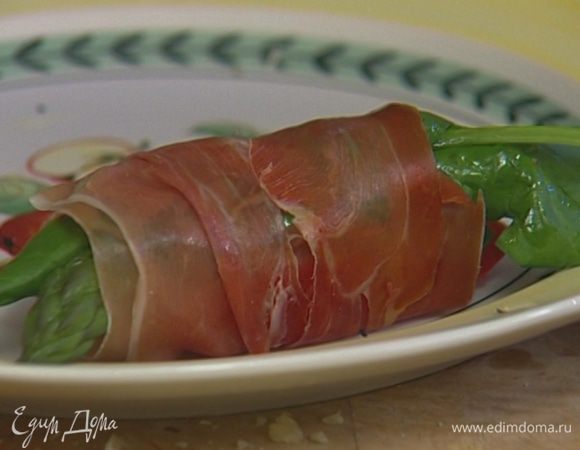 Добавить 2—3 листика шпината и свернуть ветчину рулетом, скрепив зубочисткой.