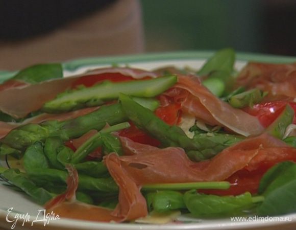 Выложить на блюдо со шпинатом.