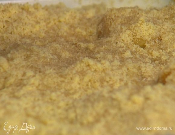 Сверху посыпать оставшимся сахаром.