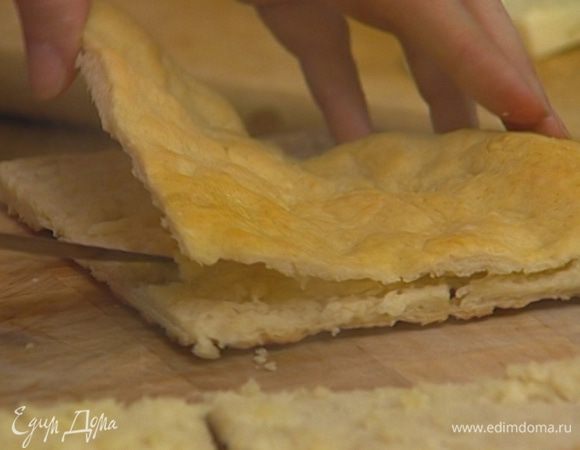 Вынуть пышку из духовки, разрезать ее на четыре части, каждую часть разрезать вдоль пополам. 