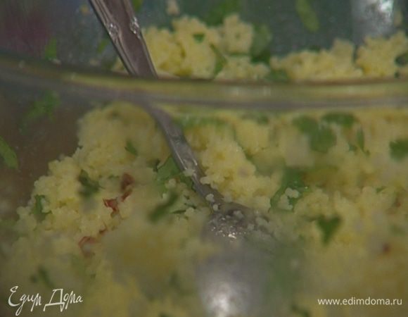 Кускус залить стаканом подсоленного кипятка, добавить сливочное масло. Когда кускус впитает всю воду, заправить его 3–4 ст. ложками оливкового масла, соком лимона, добавить паприку и кинзу. 
Подавать кускус с тушеными бобовыми и овощами.
