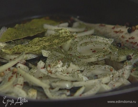Сверху выложить лук, присыпать укропом и полить горячим маринадом. 