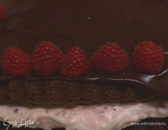 Украсить сердце по краям оставшейся малиной.