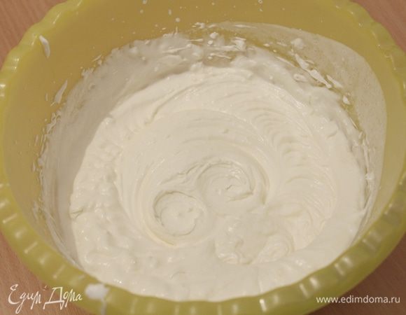 Белки взбить в пену, продолжая взбивать, постепенно добавить сахар. Взбить белки в очень устойчивую массу.