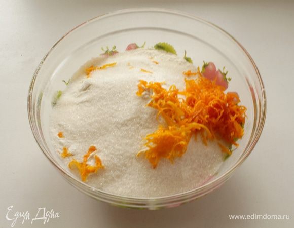 Перемешать муку, разрыхлитель, соль, цедру.