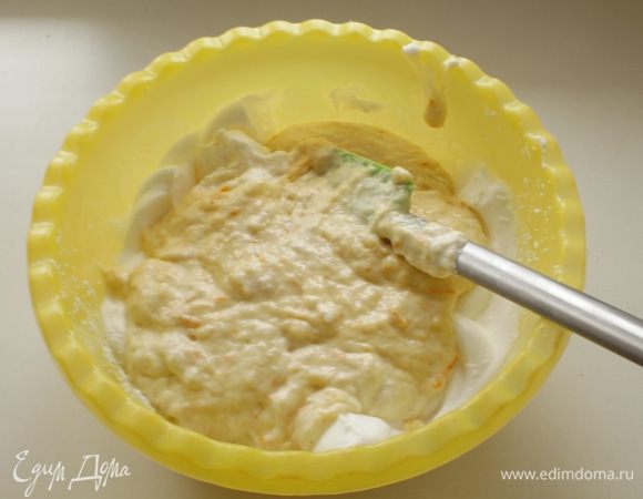 Затем добавить остальные белки, осторожно "восьмеркой" перемешать.