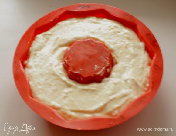 Выложить тесто в  подготовленную форму.