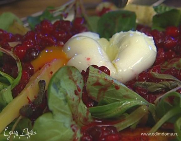 Выложить на большое блюдо отбивные, присыпать корном, сверху разложить пастернак с чесноком, полить все клюквенным соусом и оставшимся в противне соком, сверху поместить яйца, разломив их пополам.