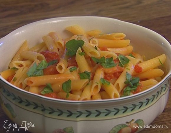 Посыпать базиликом и сразу подавать.