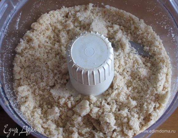 Грецкие орехи с сахаром измельчить в блендере.