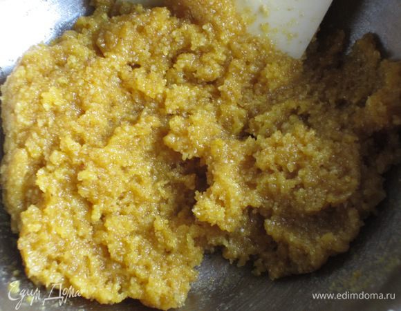 Массу переложить в миску, добавить яичные желтки и взбить до получения однородной массы.