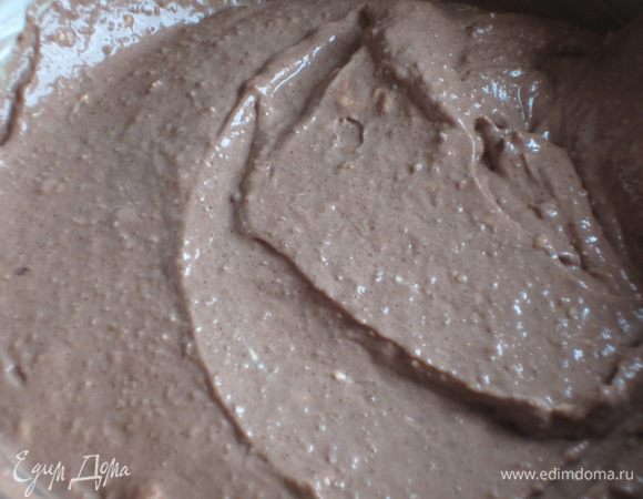 Добавить маскарпоне, какао, ром и тщательно перемешать.