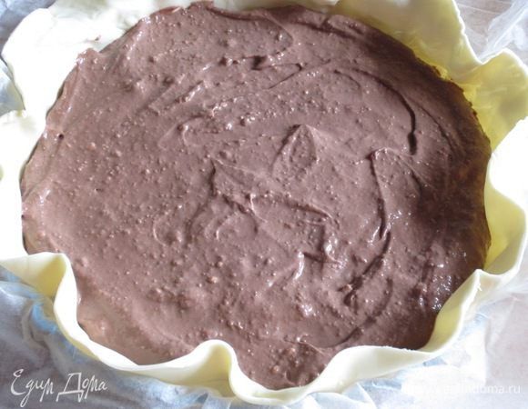 Выложить слоёное тесто в форму  с пергаментом, сверху выложить начинку, разровнять.