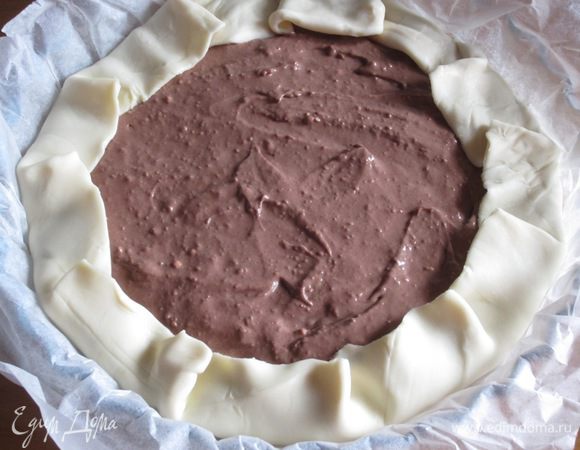 Края теста завернуть на начинку и выпекать в разогретой до 200°С духовке 30 минут.