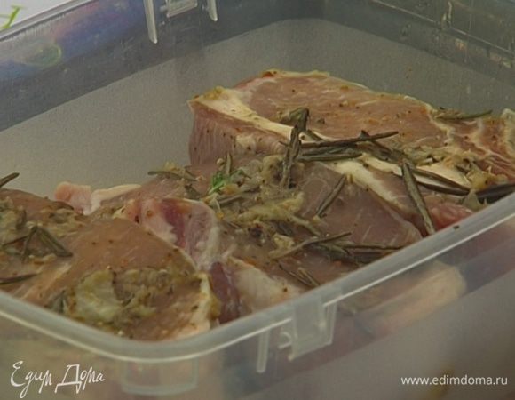 Уложить в контейнер, закрыть крышкой и поставить в холодильник минимум на час, а лучше на ночь.