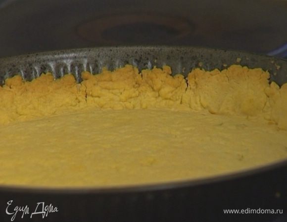 Выпекать в разогретой духовке 20 минут, затем удалить бумагу с горохом и выпекать еще 5–7 минут, пока тесто не станет бледно-золотистым. 