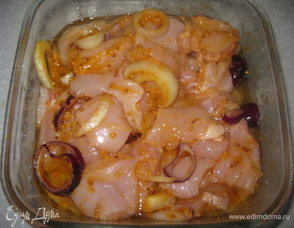 В горчичный маринад добавляем кусочки цыпленка, перемешиваем хорошо, чтобы каждый кусочек был в маринаде.
Ставим в холодильник на ночь.