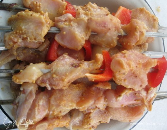 Надеваем кусочки шашлыка на шампура, чередую с красным перцем.