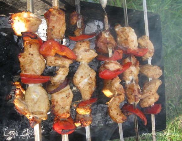 Жарим на мангале, поливая немного минеральной водой по надобности.
Веселого Всем пикника!