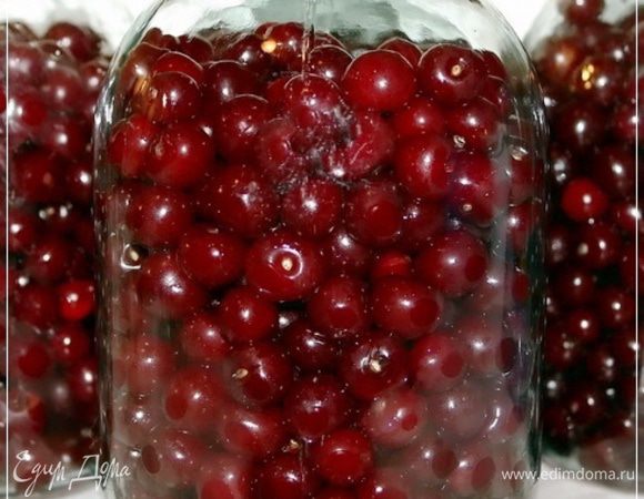 Засыпаем ягодки в банки. Вот так, вернее вот столько – для «дамской» консистенции.