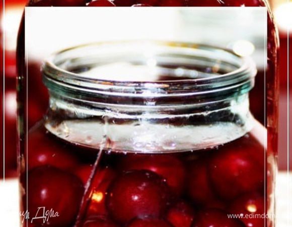 А потом заливаем … либо водкой хорошей, либо спиртом впополам с колодезной или родниковой водой разбавленным. Только не надо водопроводной. Не портите продукт.
Да…. Не используйте, ни в коем случае чистый спирт. Упрощенно и грубо говоря – сожжете  эту  вкусную ягоду. Выжжете все ферменты. Вообще говоря – самое то, что нужно (опробовано уже) хорошего качества самогон. Крепостью – градусов тридцать восемь.
Заливаем так, чтобы ягодки на палец – полтора были жидкостью закрыты. 
Тут я парочку слов еще вставлю. На этой фотографии вариант дамской наливки. Ягодков побольше, водовки поменьше.

