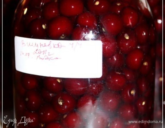 И убираем на две недели. Все эти баночки. Можно держать при комнатной температуре, можно в погреб отнести. Наклейки не забудьте прилепить. С датой закладки. Лишним не будет.
Результатов это не изменит.
