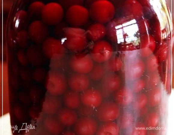 И вот – через две недели. Как видим, помимо цвета, уровень жидкости уже снизился. Ягодки в себя и впитали и сок отдали. И сами разбухли, влагой животворящей напитались. Она, влага эта, нам еще пригодится.