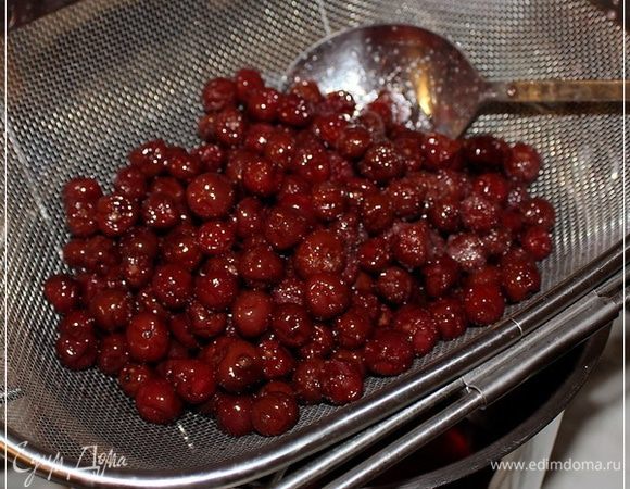 Сливаем, с помощью вот этого девайса, полученный продукт и отставляем его в стороночку. В тот же самый погребок.