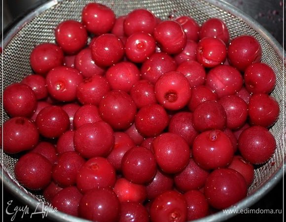 Ягоды после водочной двухнедельной ванны побледнеют. Еще бы! Две недели беспробудно пьянствовать….