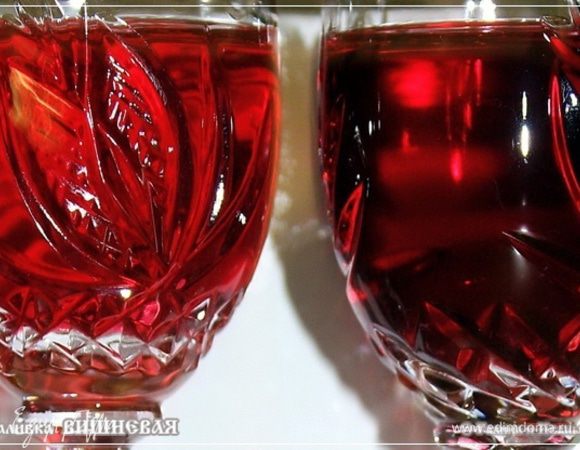 Справа - «дамская».
Не удержались. Попробовали. Есть уже и вкус и аромат. Оно, конечно, можно и остановиться. НО!!! Во-первых, мы стремимся к аутентичности рецепта, а во-вторых, делаем и «для дам» тоже, а получившийся продукт пока весьма крепковат и не сильно сладкий. Т.е. даже кисловат. Хотя и насыщен. 
А пополамовка (слева) и вовсе … близка к исходному продукту.
